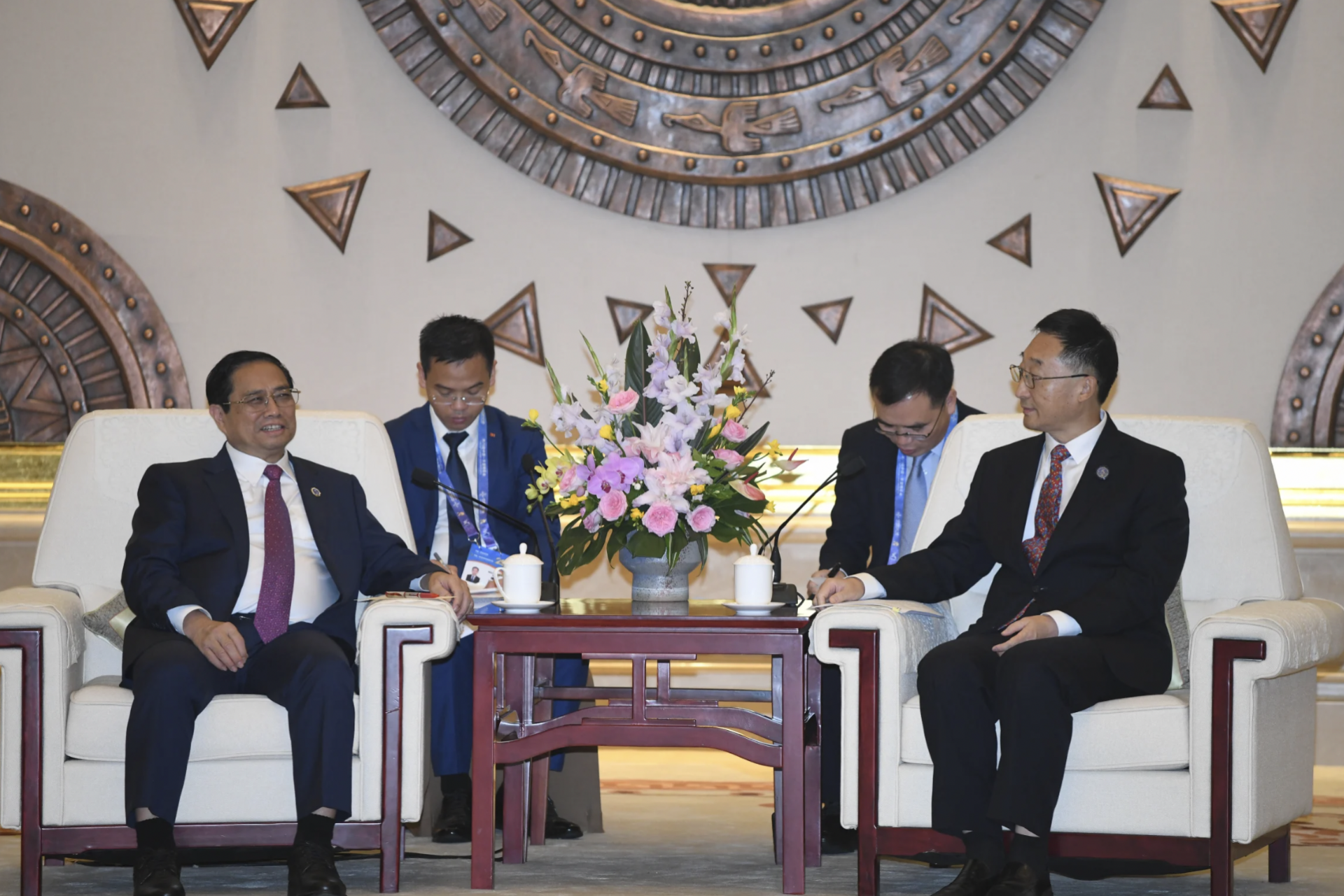 越南政府总理范明正会见中国广西壮族自治区党委书记刘宁。