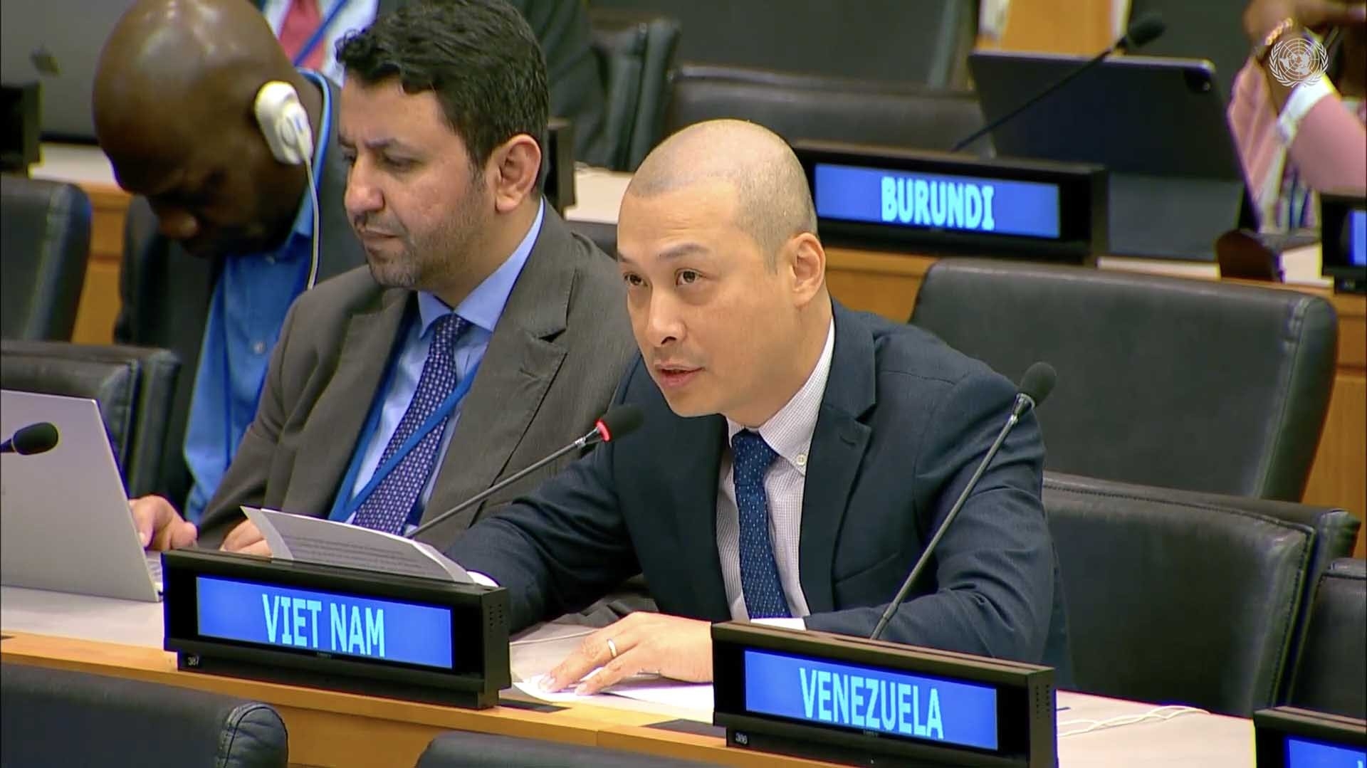 越南常驻联合国代表团副团长阮黄元公使衔参赞在会上发言。