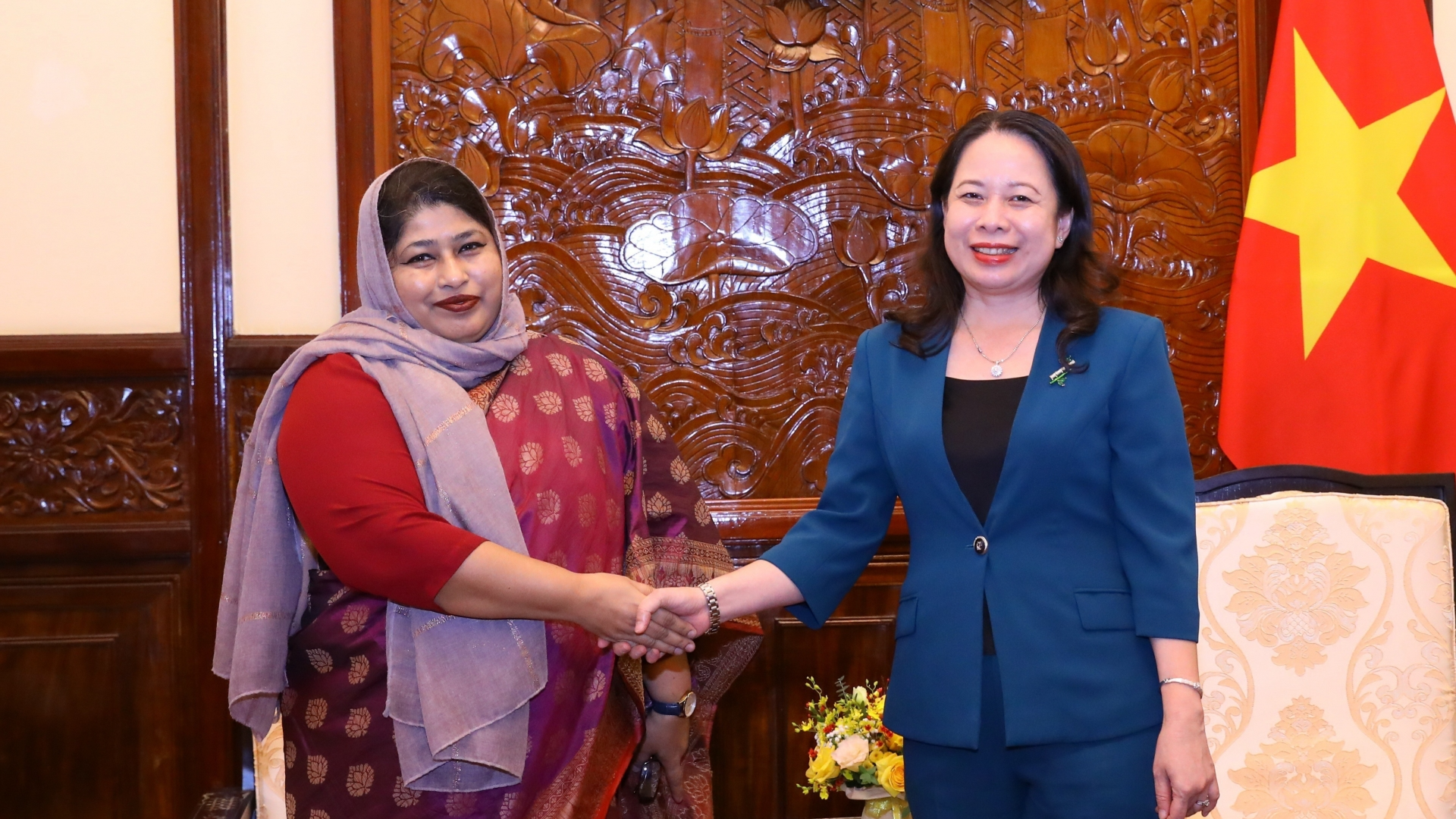 越南国家副主席武氏映春在主席府会见孟加拉国驻越南大使萨米娜·纳兹。
