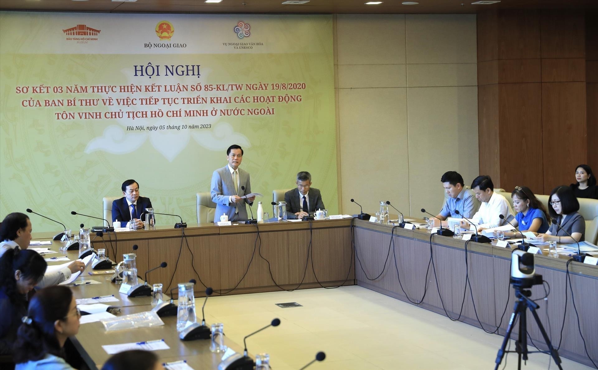 越南外交部副部长、越南联合国教科文组织国家委员会主席何金玉在会上发表讲话。