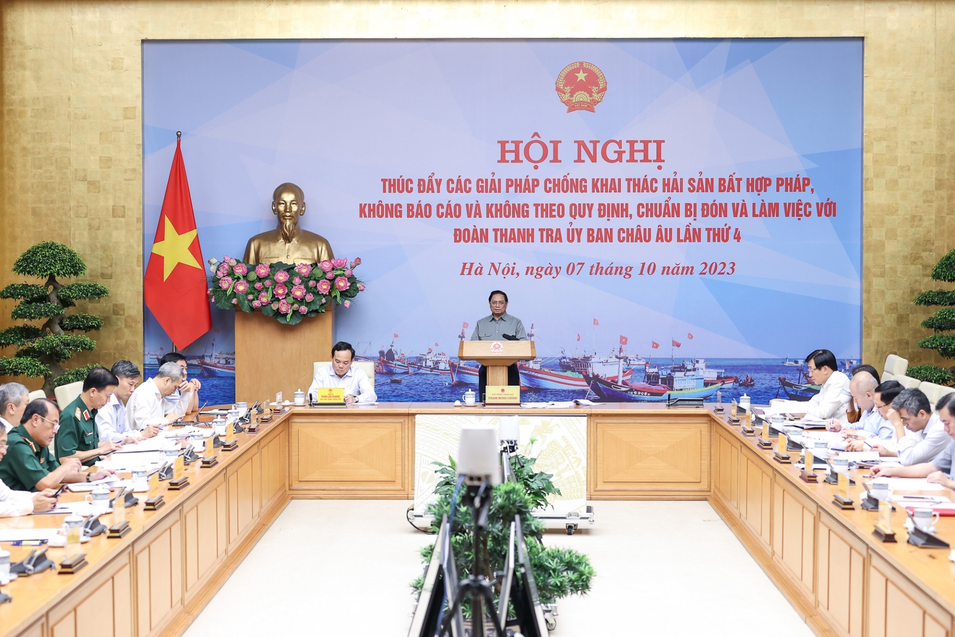 越南政府总理范明正主持召开推进实施打击非法、未报告和无管制（IUU）捕捞措施视频会议。