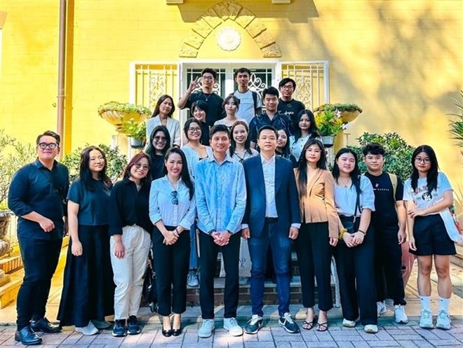 9月30日，越南驻意大利大使馆与旅意越南学生会协调，在罗马越南大使馆总部举办新生欢迎仪式。意大利新生见面会是一年一度的活动之一，旨在支持、欢迎新学生，为在意大利生活和学习的校友和新学生创造交流和分享经验的机会。这也是在新生与越南驻意大利大使馆和代表机构之间架起桥梁的机会。在意大利学习期间，新生应该扩大与当地朋友的联系，并与学生会建立联系；并积极参与弘扬越南传统文化、普及越南语言的活动，提升越南在意大利朋友心目中的形象。