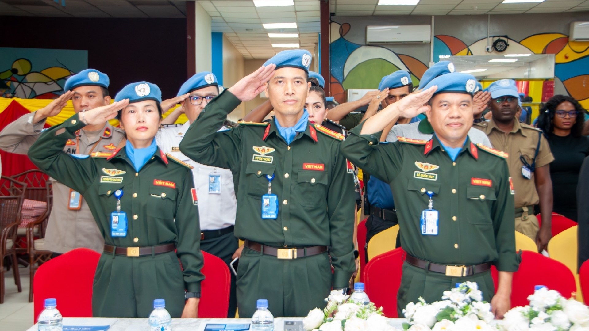 南苏丹特派团向三名越南公安 授予“和平勋章”