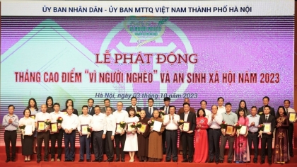 T&T集团向河内“为了贫困人”基金捐赠10亿越南盾