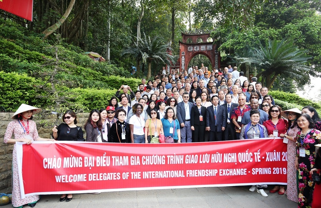 驻越南大使、使馆代表、国际组织、外国非政府组织等近300名代表参加在富寿举行的2019年友谊之春活动。