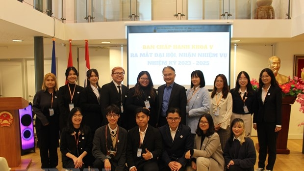 越南驻荷兰大使吴向南与荷兰越南大学生协会合影。