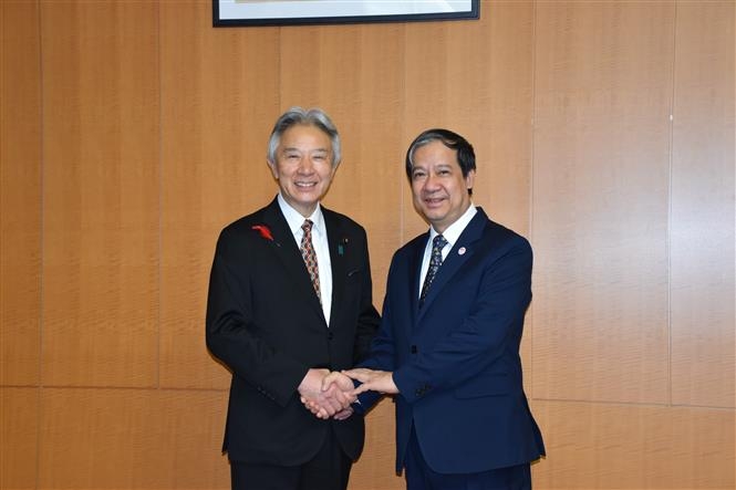 越南教育与培训部部长阮金山同日本文部科学大臣盛山正仁握手。