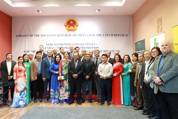 越南驻捷克大使蔡春勇与代表们合影。
