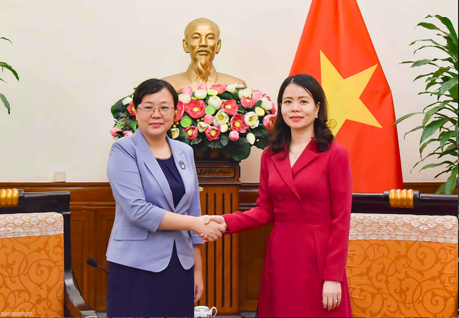 越南外交部副部长阮明姮（右）在外交部总部会见了中国重庆市政府副市长张国智。