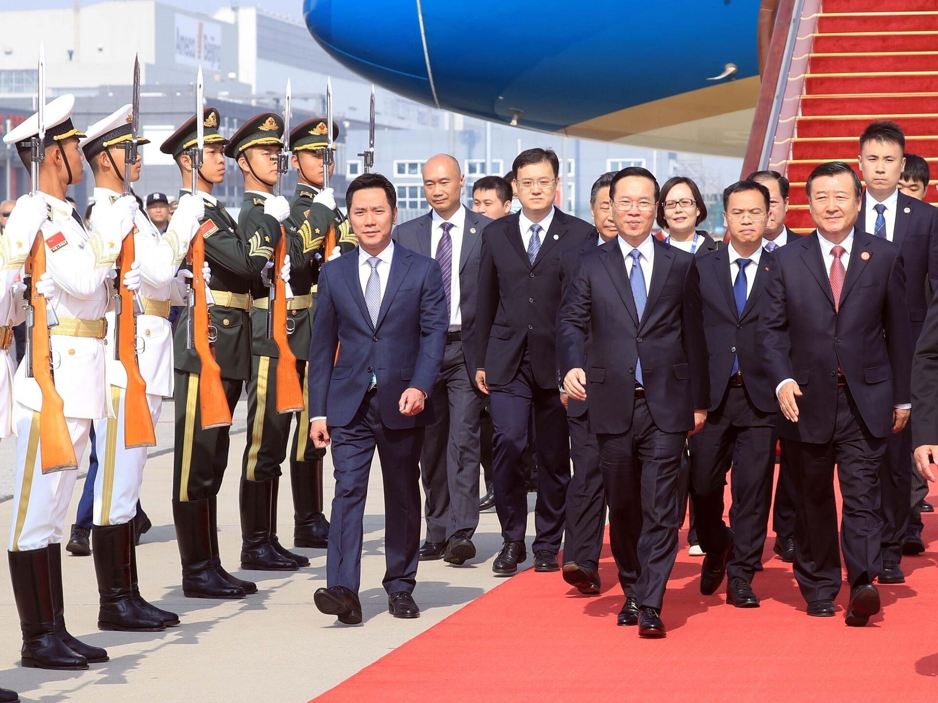 中国住房和城乡建设部部长倪虹、中国驻越大使熊波；越南驻华大使宁成功等到机场迎接。