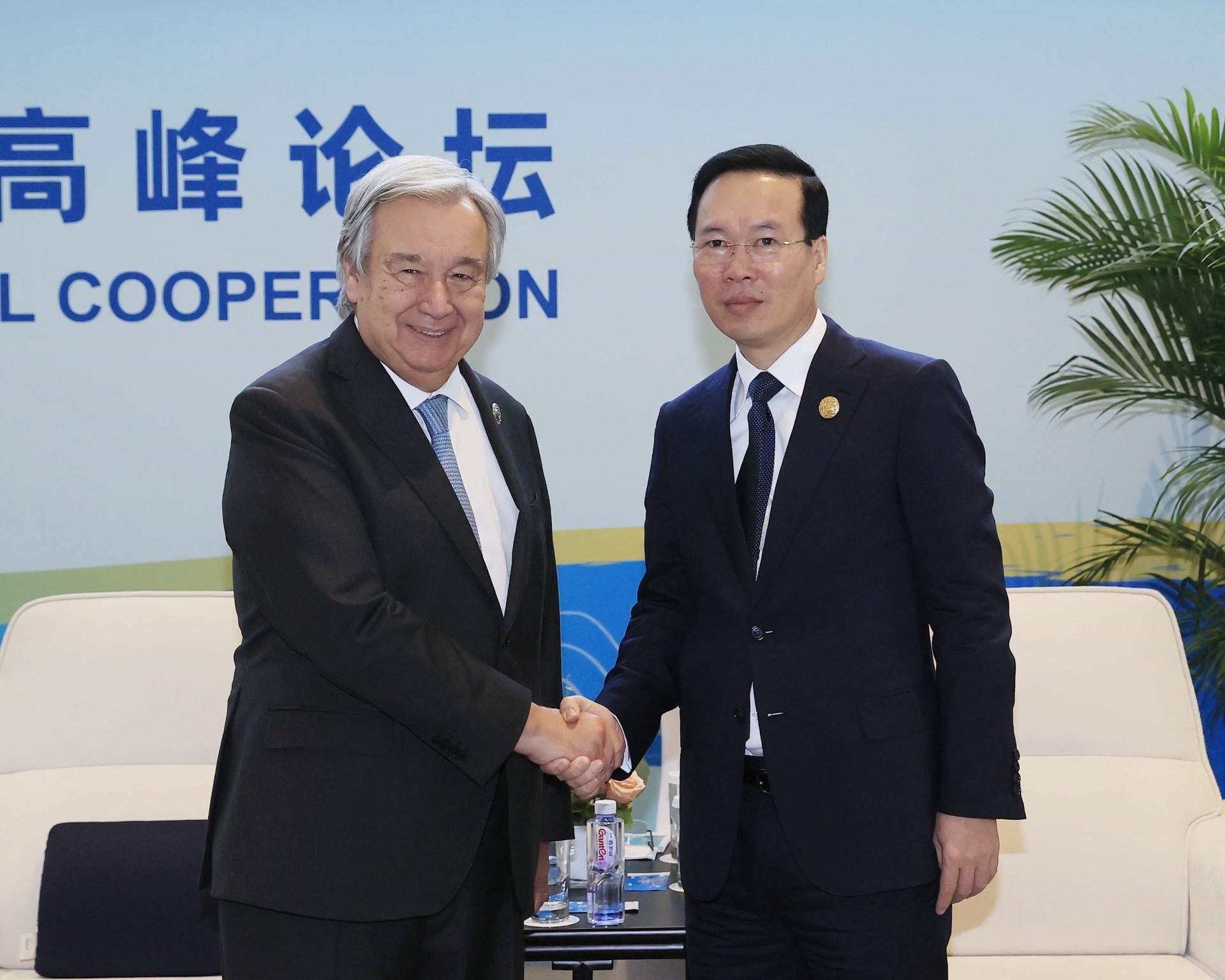 越南国家主席武文赏（右）会见联合国秘书长古特雷斯。