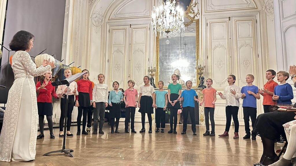 法国儿童合唱团唱起越南民歌。