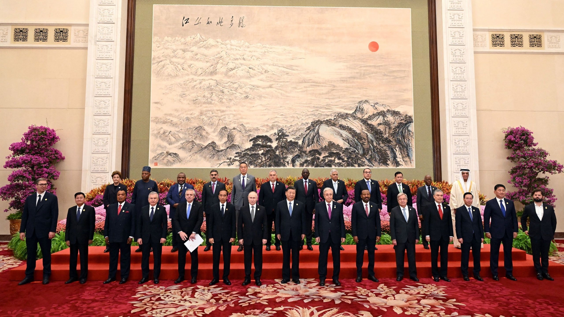 武文赏主席（第一排右三）和出席在中国北京举行的第三届“一带一路”国际合作高峰论坛的各位领导合影。