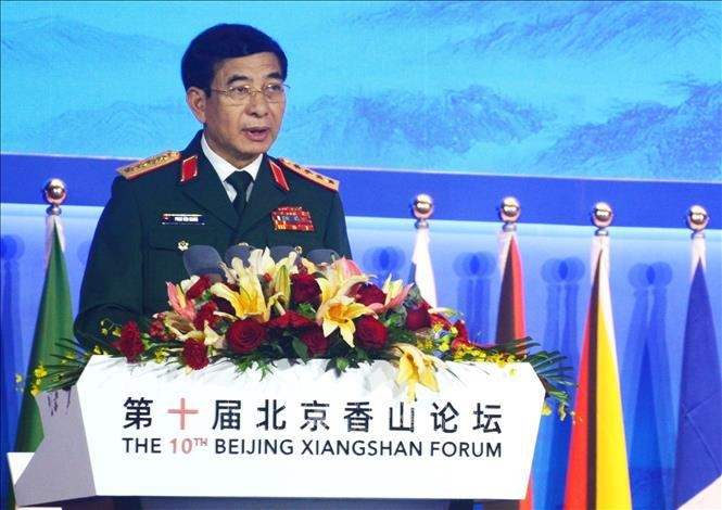 越共中央政治局委员、中央军委副书记、国防部部长潘文江大将在论坛上发表讲话。