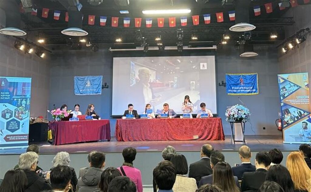 10月28日上午，越南旅法大学生协会（UEVF）在巴黎隆重召开2023-2025年任期第十次全国执行委员会代表大会。大会协商选举了常务委员会委员25名、常务委员会秘书处委员7名。今后，UEVF将重点开展以科学和教育为基础的活动，旨在发展和连接越南知识网络，以满足数字化转型、创新和可持续能源发展时代的趋势和科学需求。该协会的一项突出职能是通过其会员的努力支持和引导学生参与科学研究。UEVF是最早成立的外国学生社团之一，其学生运动清晰有效，始终是欧洲越南学生社团的领军旗帜。