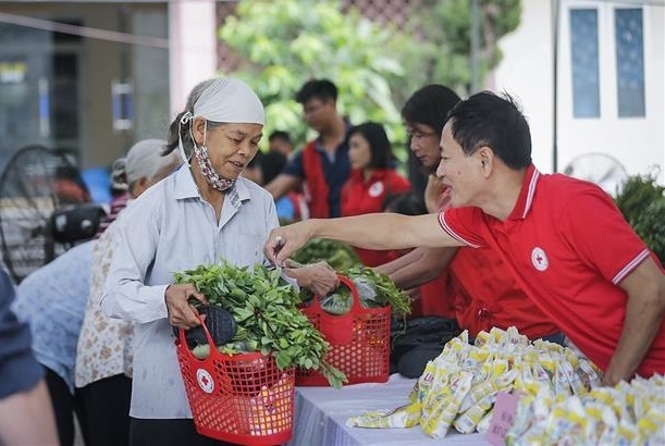 人们在由和平省红十字会与越南祖国阵线联合举办的爱心集会上购物。