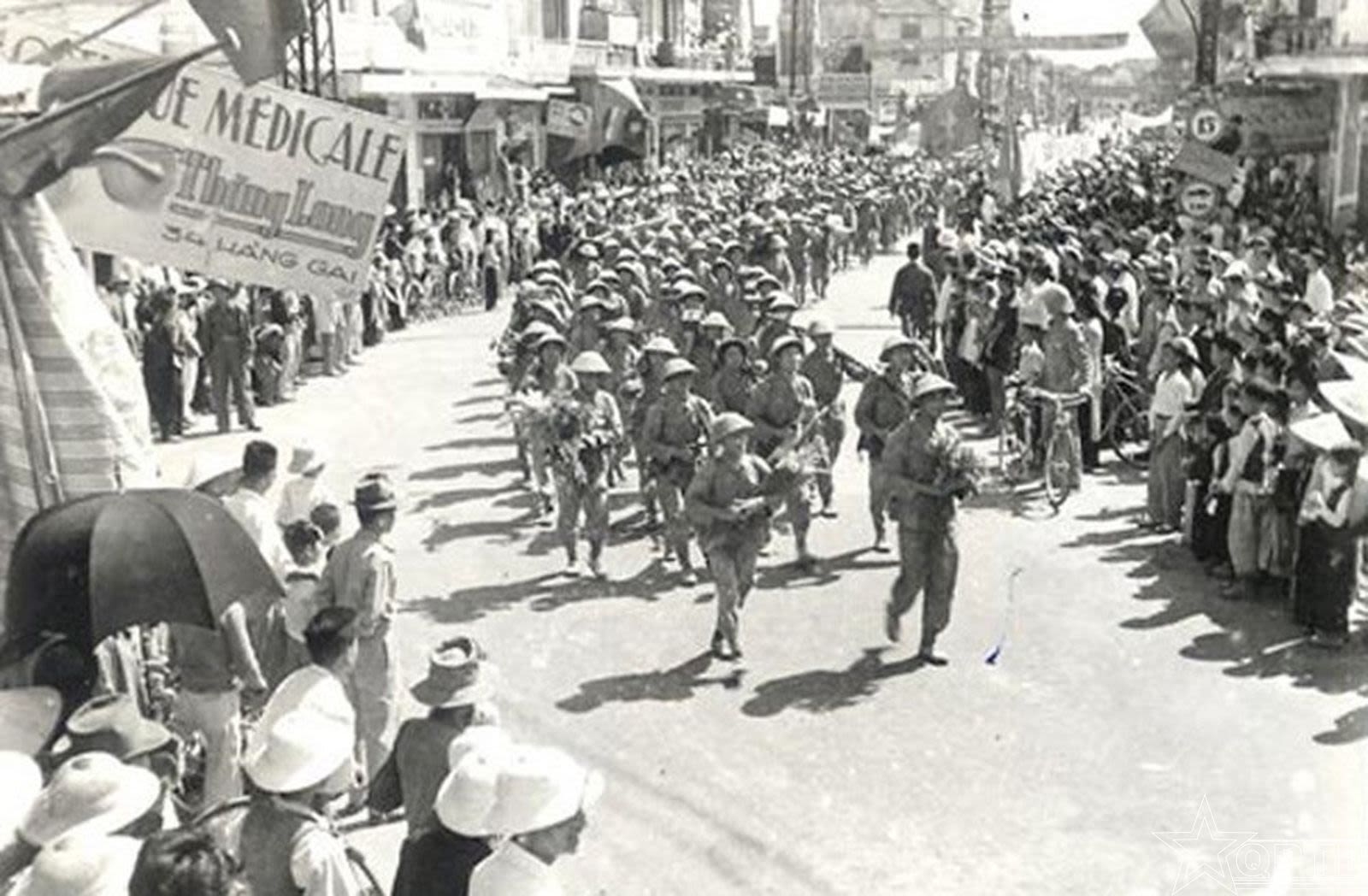 1954年10月10日上午，首都街道上的308号师首都团步兵部队。