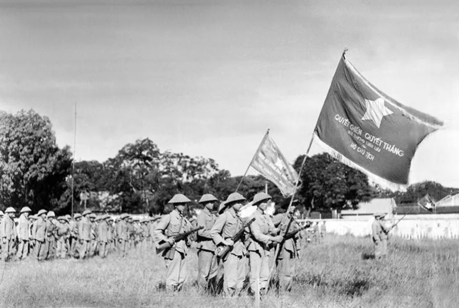首都团的一支单位高举胡志明主席授予的“决战决胜”旗帜参加于1954 年 10 月 10 日下午15点在河内市旗台（现为端门-升龙皇城）举行了首次升旗仪式。