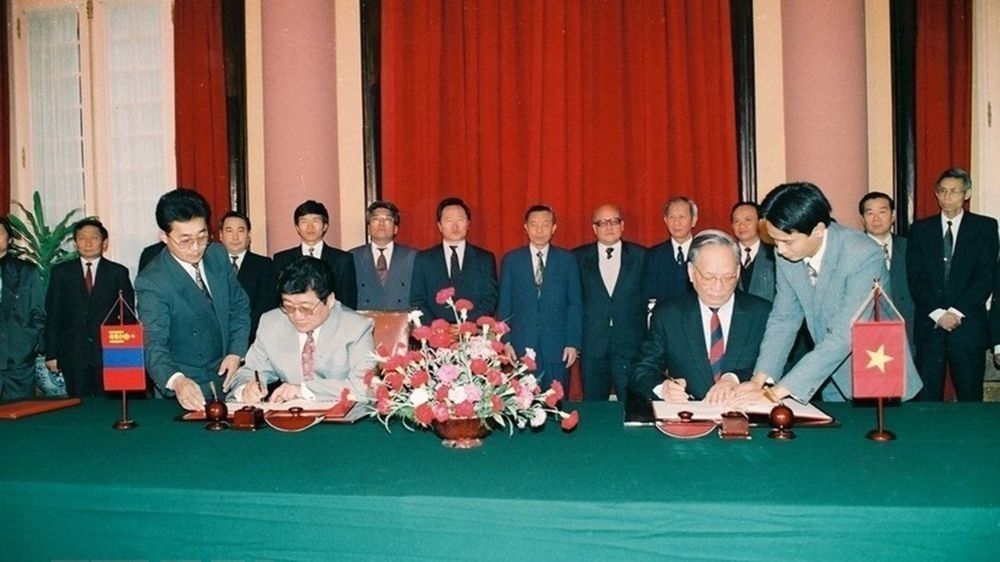 1994年，越南国家主席黎德英和蒙古国总统彭萨勒玛·奥其尔巴特（Punsalmaagiin Ochirbat）签署《联合声明》。