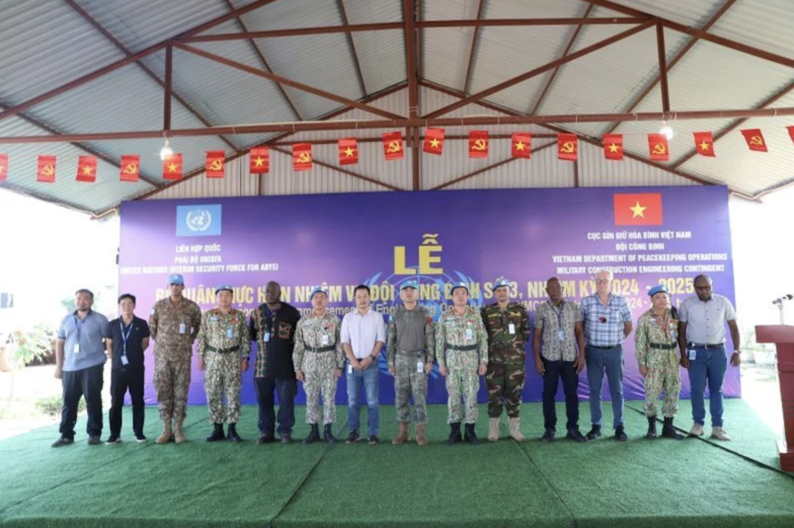 10月6日，在阿卜耶伊执行维和任务的越南三号工兵队举行执行维和任务出征仪式并发动以“顶着风吹日晒、决心完成2024-2025年任期”为主题的竞赛运动。