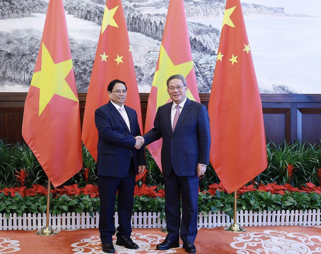 6月24日下午，正在中国辽宁省大连市出席世界经济论坛第十五届新领军者年会并对中国进行工作访问的越南政府总理范明正与中国国务院总理李强举行了会谈。