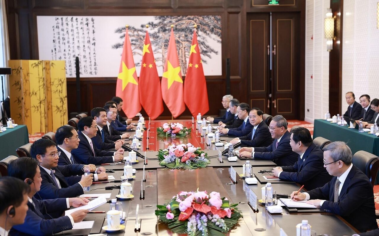 6月24日下午，正在中国辽宁省大连市出席世界经济论坛第十五届新领军者年会并对中国进行工作访问的越南政府总理范明政与中国国务院总理李强举行了会谈。