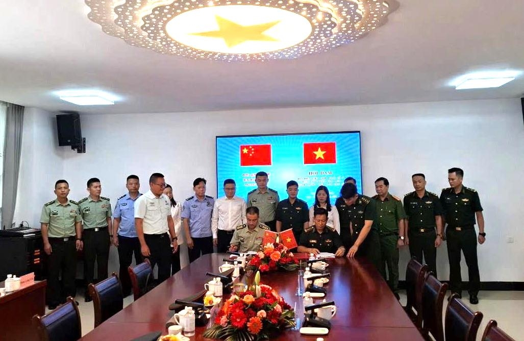 2024年10月25日，越南与中国在广西靖西市举行了越中陆地边界第5段代表会议。双方一致同意加强边境合作，继续落实越中陆地边界的三项法律文件以及相关协议，为边境和平、友谊、合作和发展奠定基础。双方共同提出，未来将推动定期和不定期的会谈、双边巡逻、热线电话等多种交流机制，以便及时沟通、交换信息，确保边境的稳定与安全。会议还特别强调了协调入境管理和货物通关工作，确保通关顺利；在发生边境事件时，双方将协商解决，确保边境规则的有效执行。