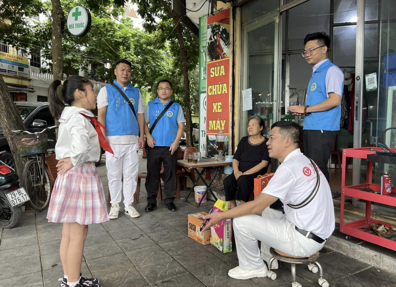 小小志愿者张淇安表演节目，为爱心传递增添活力，氛围温馨欢快。