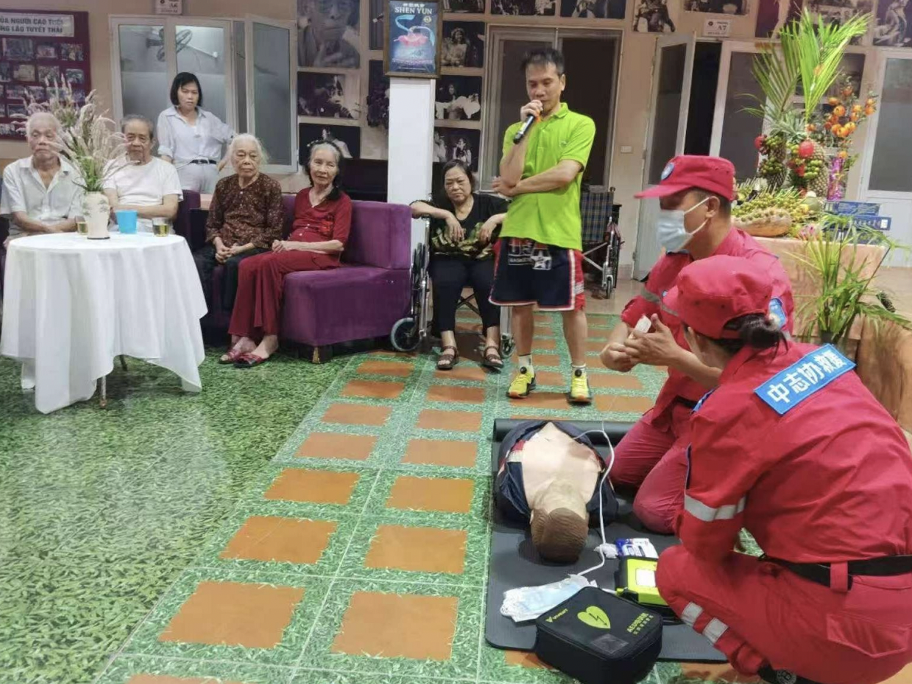 模拟人进行心肺复苏与 AED（自动体外除颤器）使用的实操教学