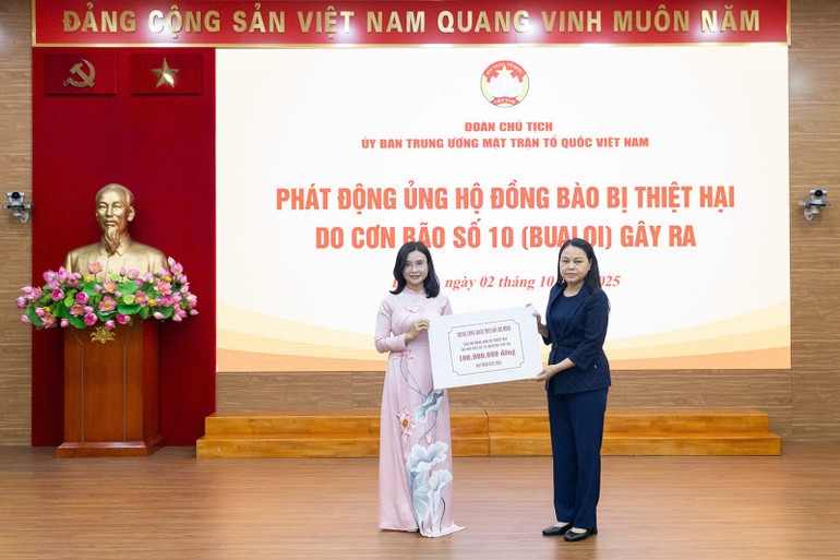 阮氏秋河同志接收了胡志明共青团中央的捐款。