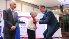 两位越南教授荣获法国荣誉军团军官勋章