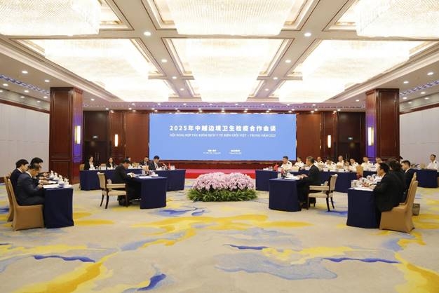 会议有越南谅山省和广宁省卫生部门的代表，以及中国南宁海关和昆明海关的代表参加。各方一致同意加强疾病信息共享、媒介生物监测、联合培训与演练，并推动为出入境人员提供医疗保健服务。 Lý Kim Soi 先生在会上发表讲话，强调在友谊国际口岸-友谊关国际口岸建设“智慧卫生检疫-智慧口岸”模式的重要性。本着“智慧口岸-健康共分享”的方针，将人工智能（AI）和数字技术应用于疾病监测，部署非接触式体温测量系统、人脸识别、多语种医学翻译，并实现越中两国之间的检疫数据互联互通，进而与东盟互联互通。此举将有助于提高两国人民的健康保护能力，同时为贸易、旅游和友好合作的持续发展创造便利。