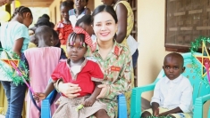 蓝色贝雷帽战士为中非共和国儿童送上中秋祝福