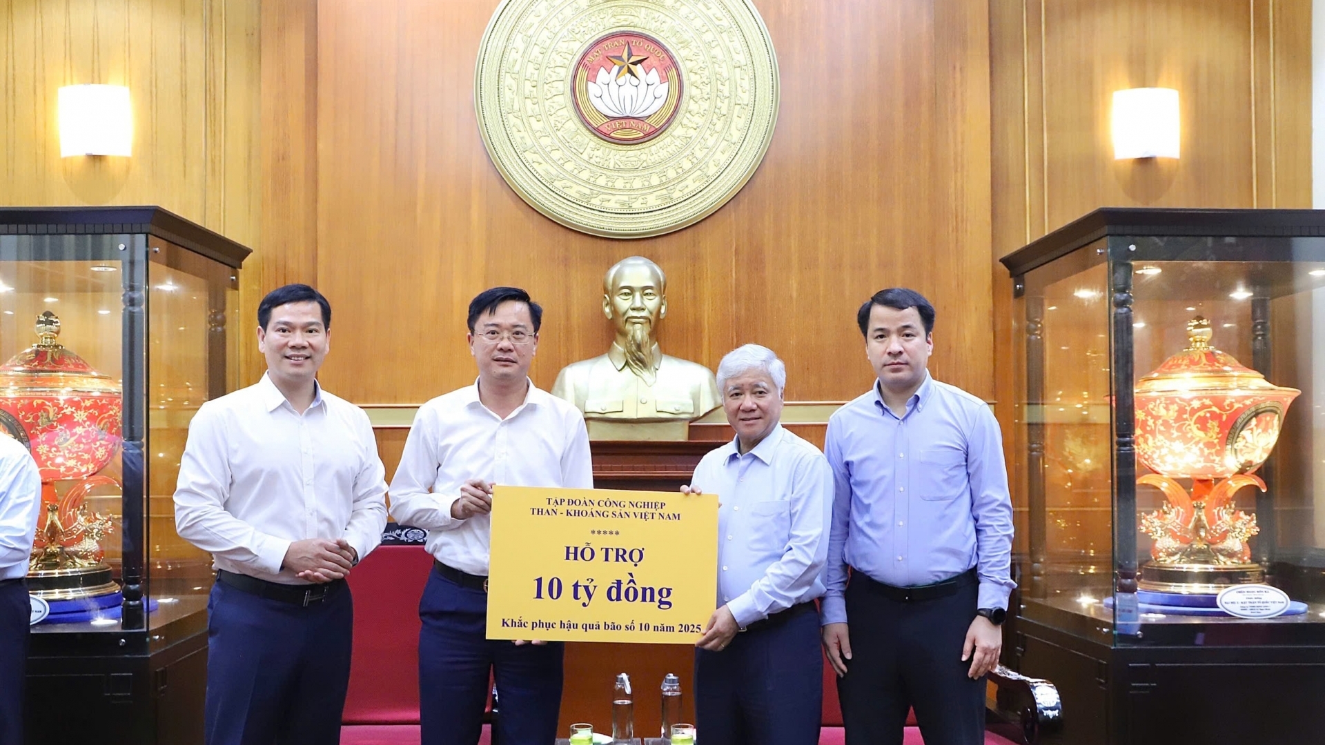 逾7500亿越盾用于支持同胞克服第10号台风后果