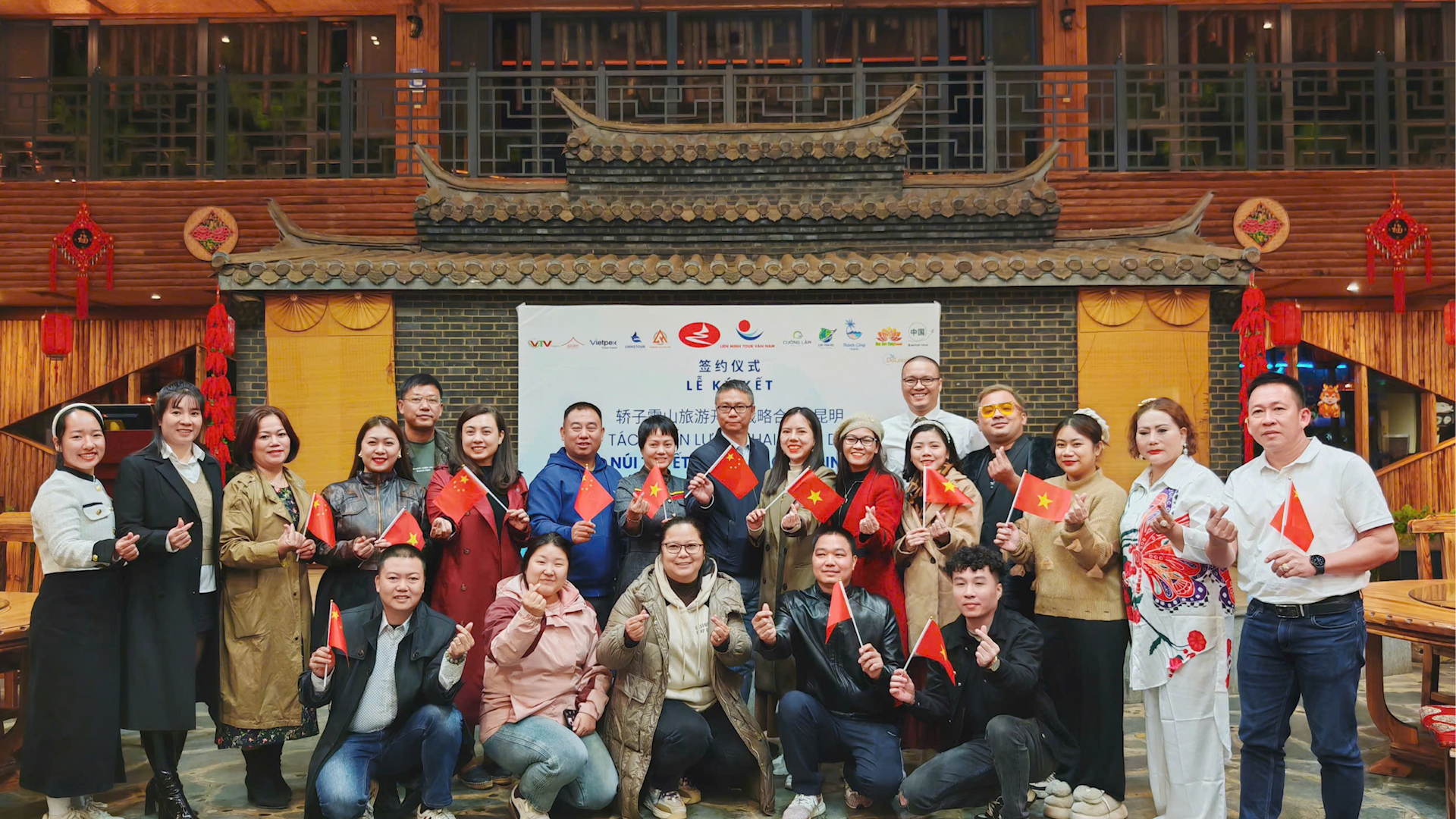 梯田国际商贸旅游有限责任公司与中国企业签署合作协议，共同开展游客接送服务。