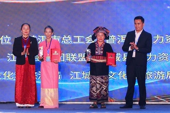 据了解,奠边省劳动联合会(LĐLĐ)工作团参加了10月24日至26日在中国云南省普洱市江城县举行的越老中三国文化交流与创业系列活动。 民族传统织锦技艺大赛“普洱——创新与成功”正是越老中三国文化交流与创业系列活动框架内的一项内容。 奠边省有3位艺人参加此次大赛,展示了努阿恩社纳桑2村的老族织锦技艺。每件作品均由棉线和蚕丝完全手工织成,经过多道精细工序,展现了当地妇女的勤劳与巧手。 据了解,共有来自越、老、中三国32个地方代表队参加了此次比赛。 对每件参赛作品的要求是必须为原创产品,且对规格和形式不作限制。 此外,比赛要求选手结合当地民族特色元素和自身实际情况,自行设计配色、自行准备织线、织锦工具并带到比赛现场。 大赛结束后,组委会为优秀的参赛队伍和产品颁发了18个奖项,其中包括一等奖1名、二等奖2名、三等奖3名和优秀奖12名。奠边省代表队最终获得了二等奖。 据了解,奠边省劳动联合会(LĐLĐ)工作团参加了10月24日至26日在中国云南省普洱市江城县举行的越老中三国文化交流与创业系列活动。 民族传统织锦技艺大赛“普洱——创新与成功”正是越老中三国文化交流与创业系列活动框架内的一项内容。 奠边省有3位艺人参加此次大赛,展示了努阿恩社纳桑2村的老族织锦技艺。每件作品均由棉线和蚕丝完全手工织成,经过多道精细工序,展现了当地妇女的勤劳与巧手。 据了解,共有来自越、老、中三国32个地方代表队参加了此次比赛。 对每件参赛作品的要求是必须为原创产品,且对规格和形式不作限制。 此外,比赛要求选手结合当地民族特色元素和自身实际情况,自行设计配色、自行准备织线、织锦工具并带到比赛现场。 大赛结束后,组委会为优秀的参赛队伍和产品颁发了18个奖项,其中包括一等奖1名、二等奖2名、三等奖3名和优秀奖12名。奠边省代表队最终获得了二等奖。