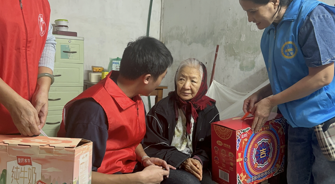 志愿者俯身倾听,与老奶奶亲切交谈 志愿者俯身倾听,与老奶奶亲切交谈