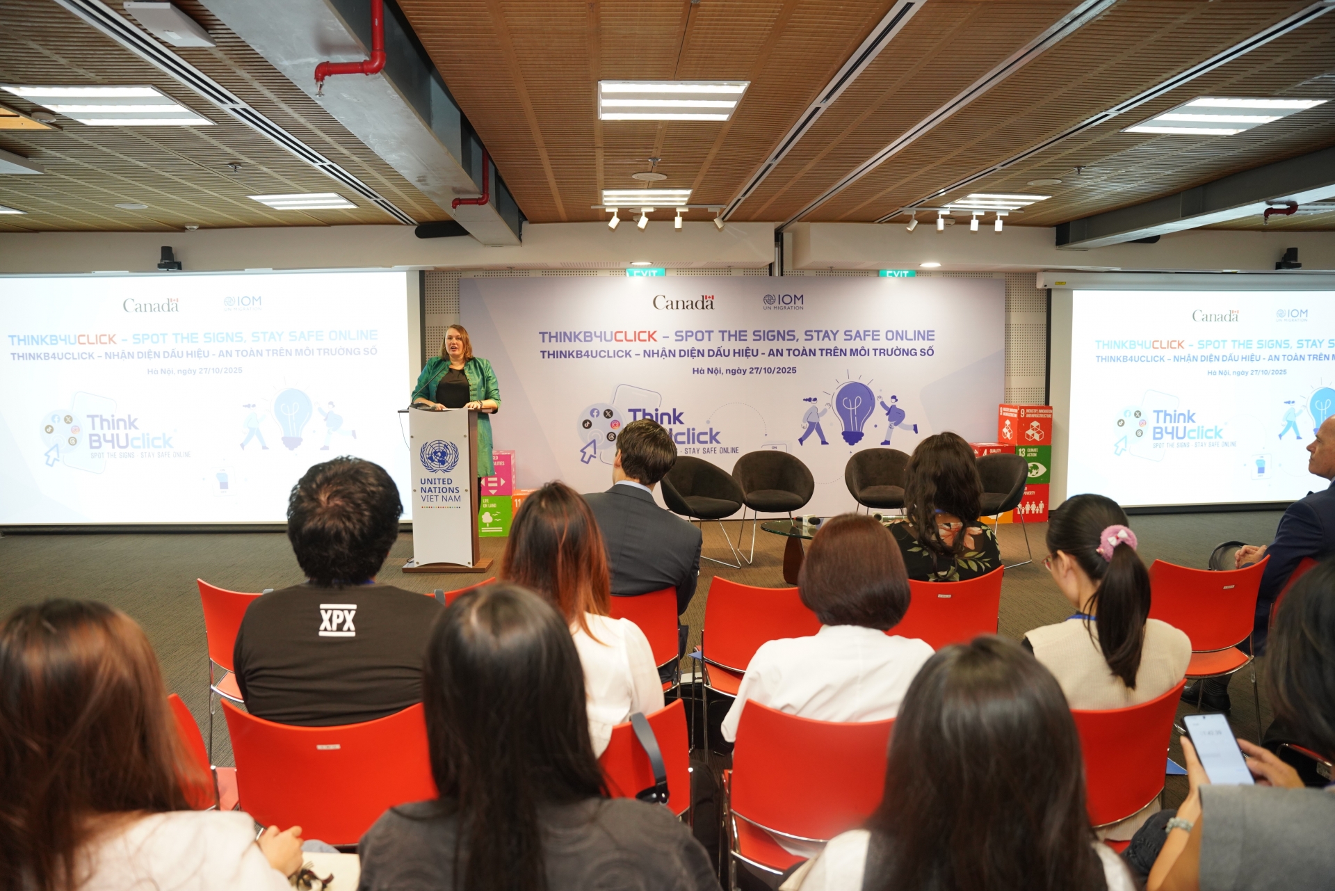 国际移民组织驻越南代表团团长 肯德拉·里纳斯女士 在项目上发言。(图:IOM) 国际移民组织驻越南代表团团长 肯德拉·里纳斯女士 在项目上发言。(图:IOM)