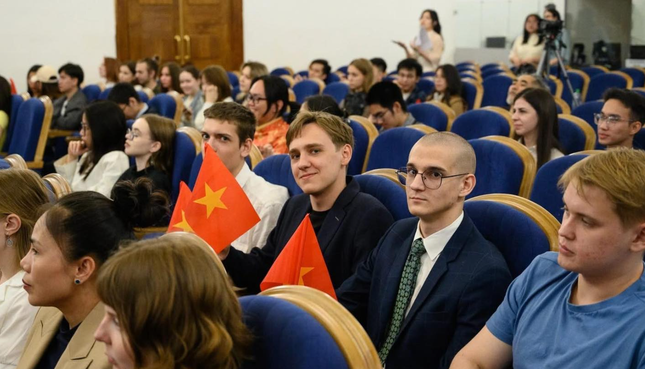 Mikhail Osin: “我无法想象没有越南语的生活” Mikhail Osin: “我无法想象没有越南语的生活”