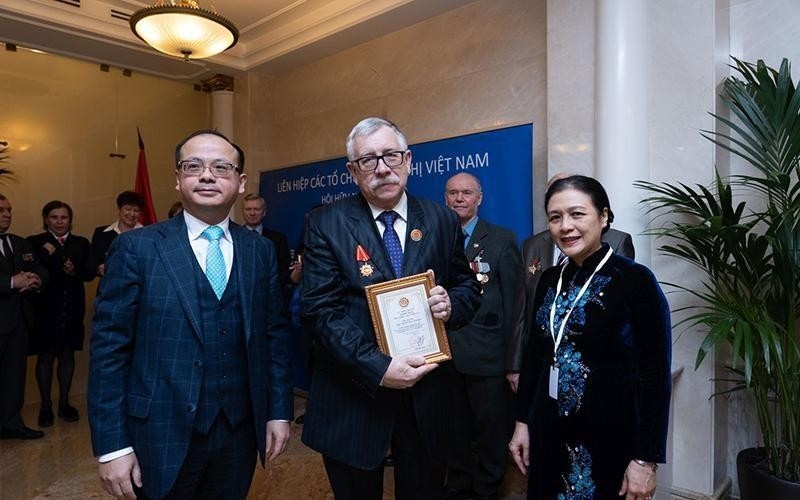 彼得·茨维多芬先生荣获越俄友好协会的纪念章。图自人民报