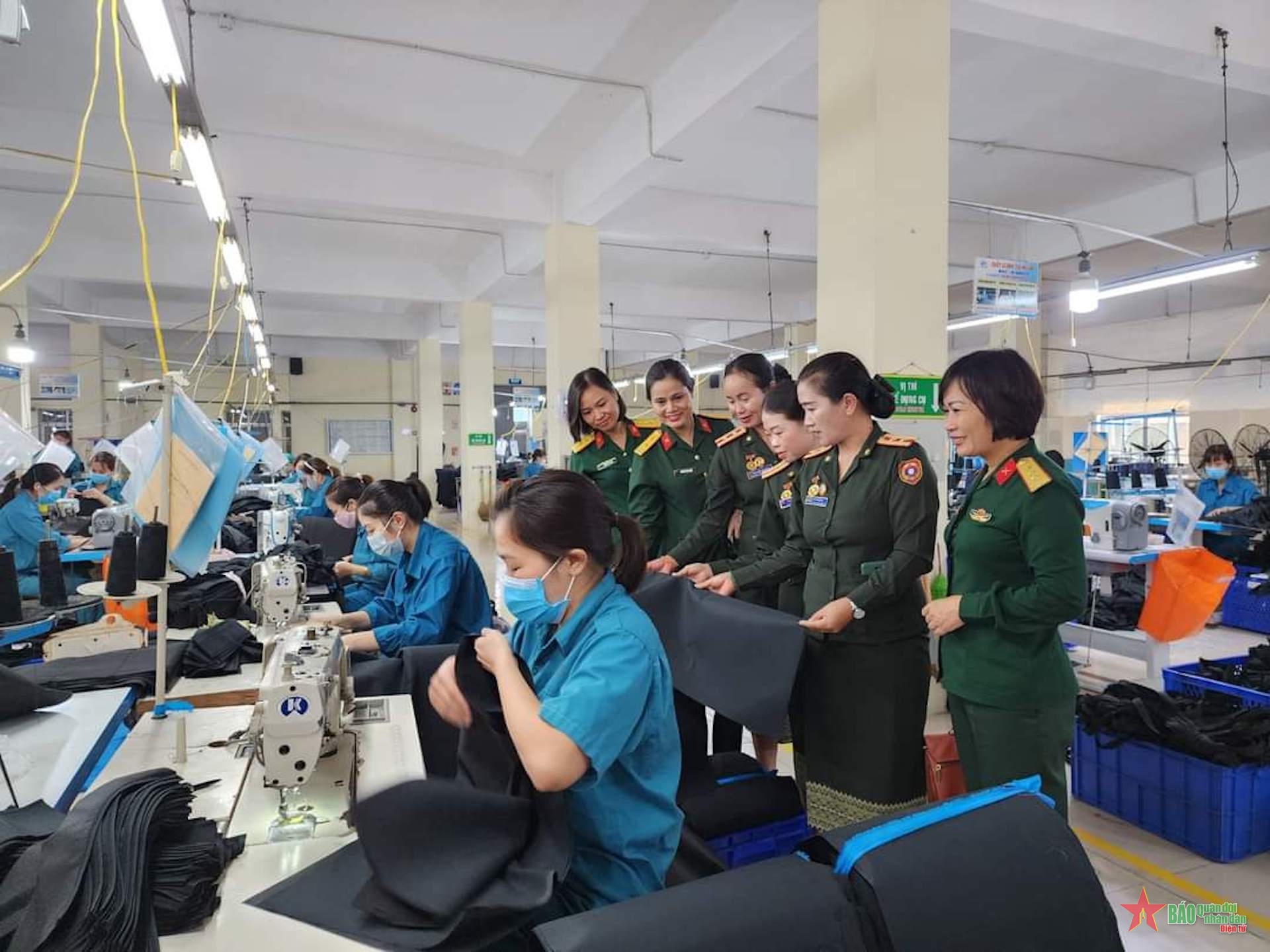 老挝人民军队妇女培训班学员参观Z176厂的生产模型。图自人民军队报