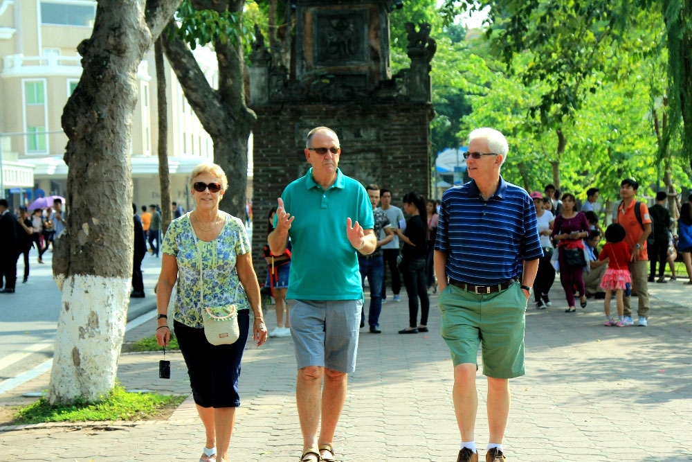 外国游客来河内旅行。图自互联网