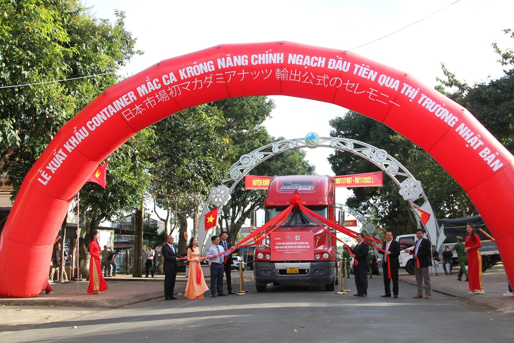 得乐省Krong Nang县人民委员会举行出口日本的首批坚果集装箱首发仪式 。图自越通社 