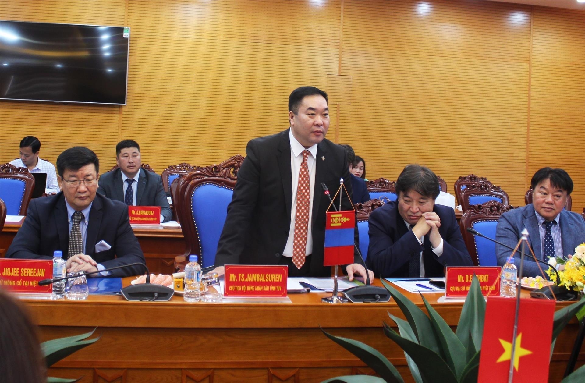 蒙古国中央省议会议长Ts.Jambalsuren发表讲话。图自越通社