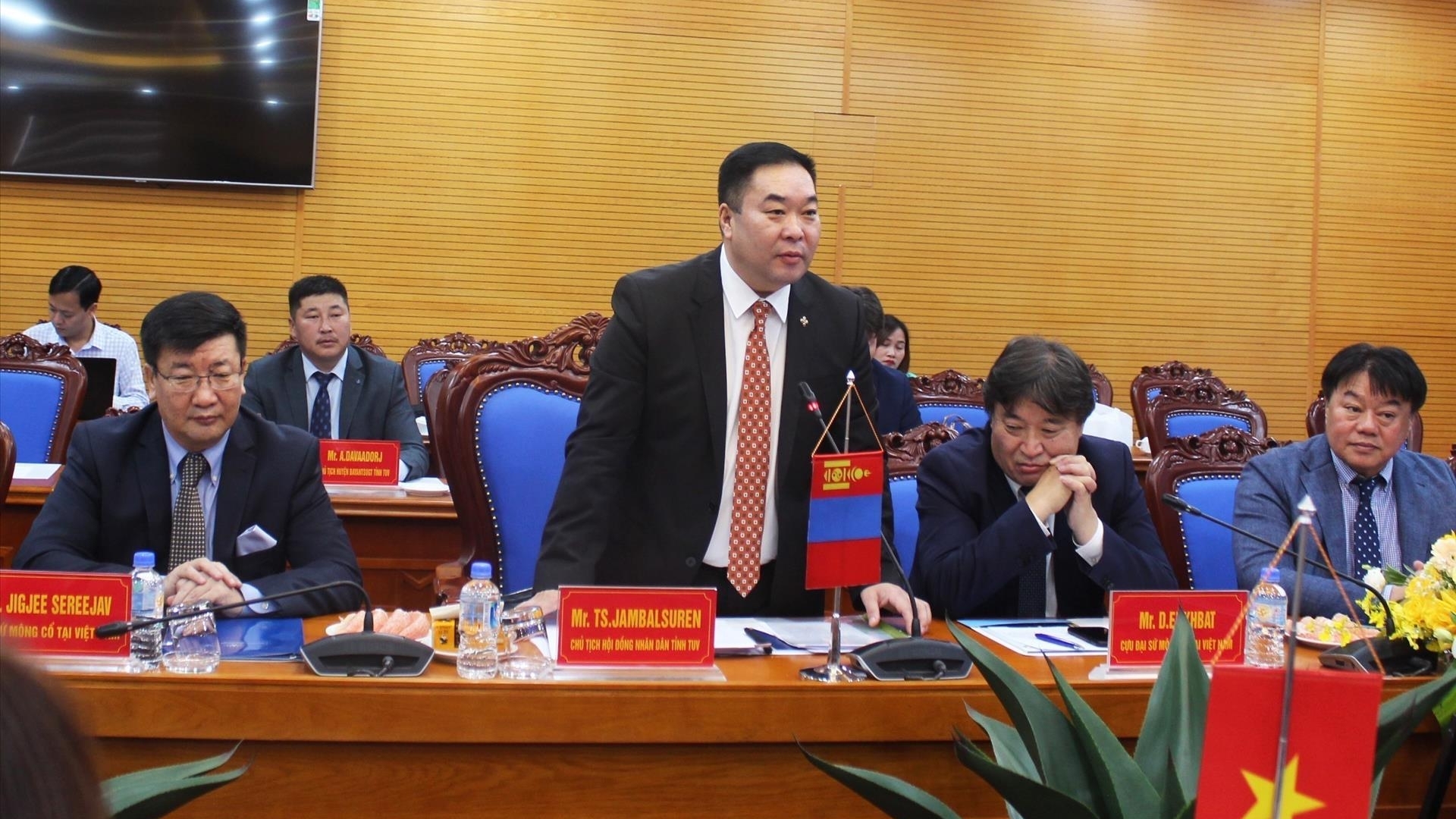 蒙古国中央省人民议会代表团对越南和平省进行工作访问