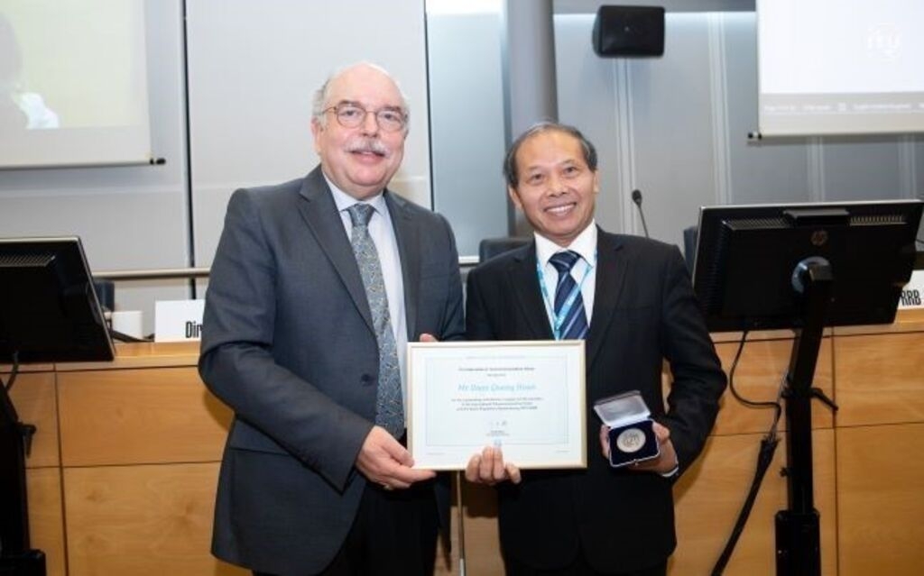 段光欢先生荣获国际电信联盟的勋章和奖状。图自越通社