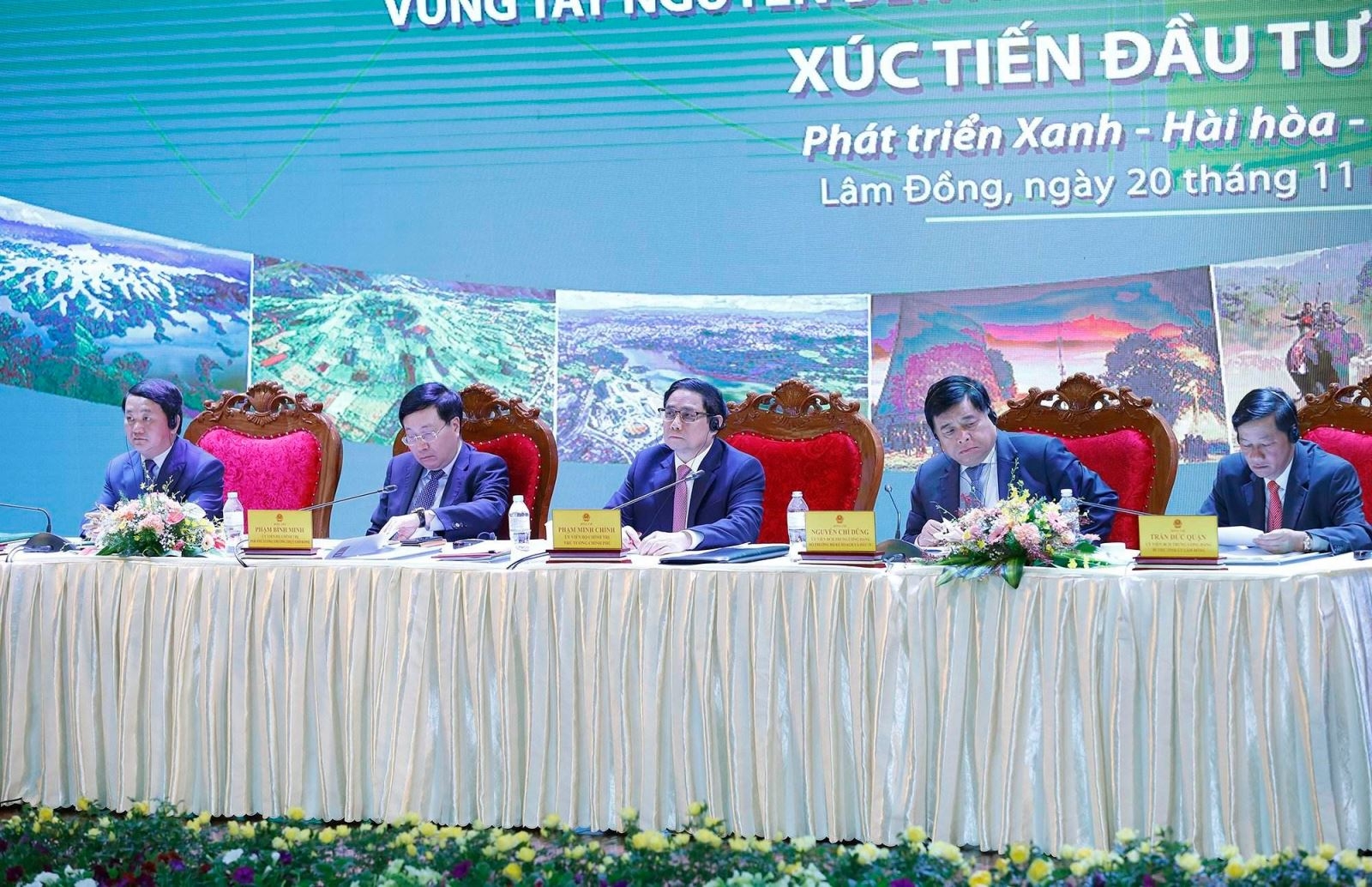 越南政府总理主持会议。图自越通社