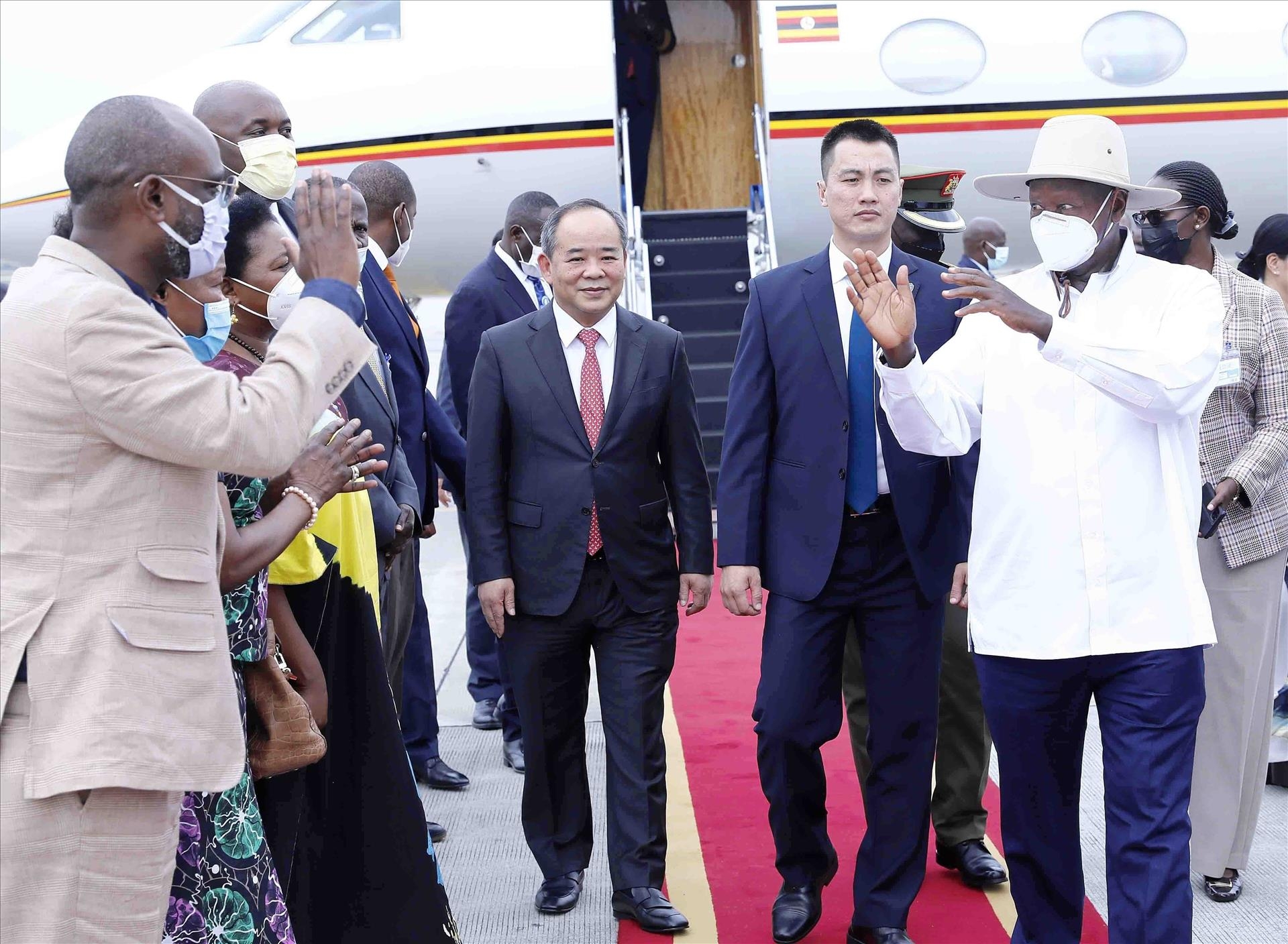 迎接乌干达共和国总统约韦里·卡古塔·穆塞韦尼。图自越通社
