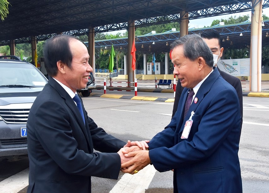 越共中央委员、越南祖国阵线中央委员会副主席兼秘书长黎进珠和老挝建国阵线中央委员会副主席昌鹏·邵提翁。