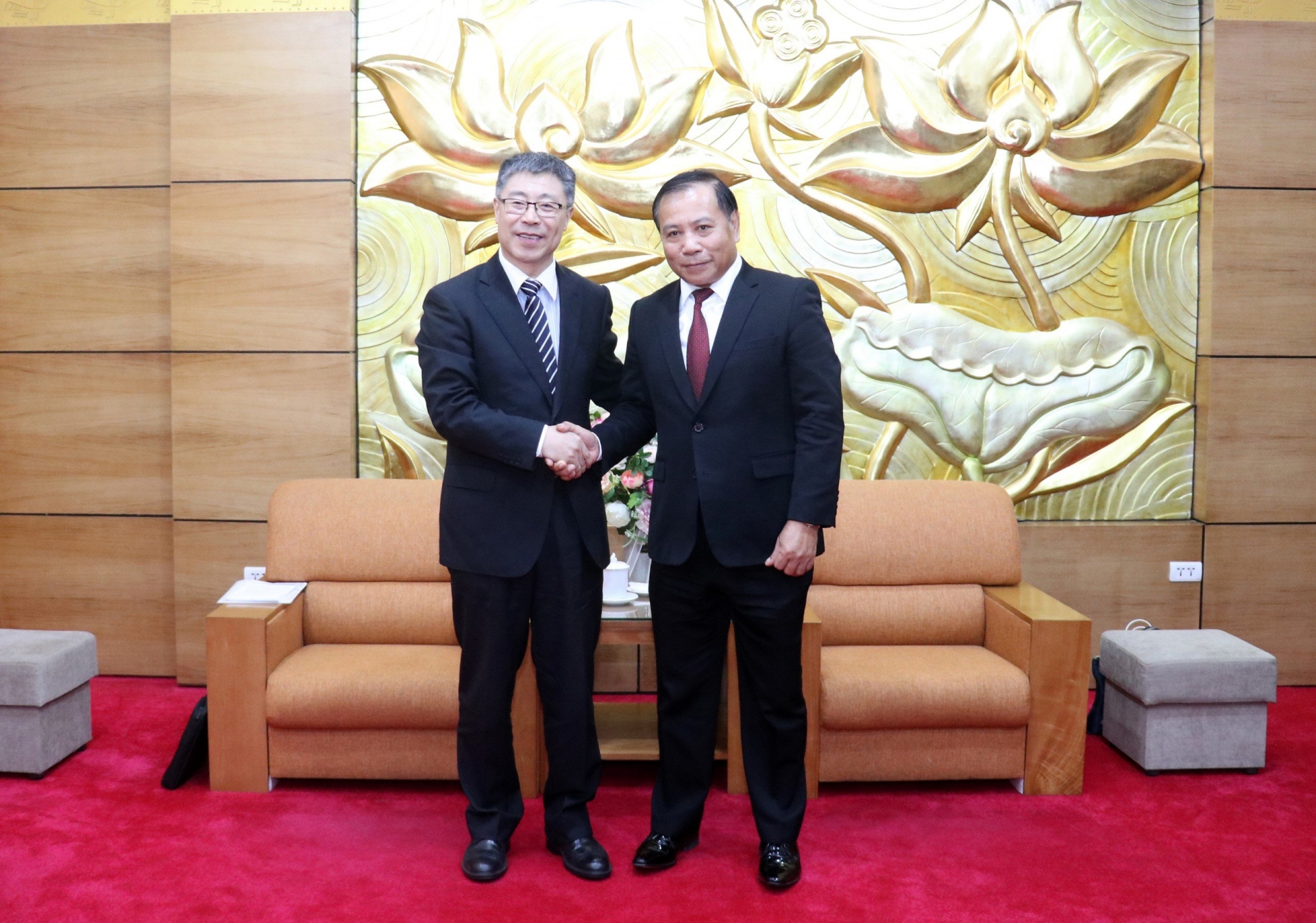 10月31日，越南和平与发展基金会常务副主席陈得利在河内会见中国人民外交学院代表团。